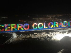 Colocan letrero del Cerro Colorado para promover el senderismo en Tijuana