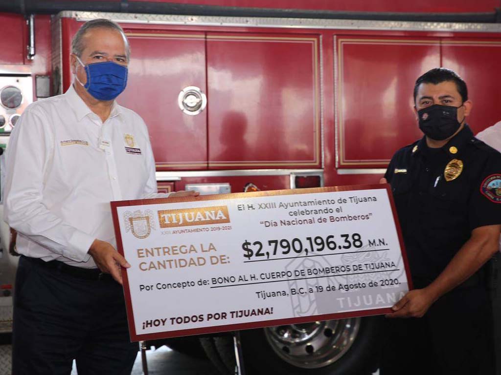 El Centro Cultural de Tijuana organizó una ceremonia de premiación para el Departamento de Bomberos de Tijuana como parte del Día del Bombero y las celebraciones corporativas del 100 aniversario. Funcionarios de la ciudad y empresarios acudieron a reconocer la labor de los comedores de humo, recordar a los que fallecieron en el cumplimiento del deber y agradecer a sus familiares que sufren a diario cuando salen a trabajar, sin saber a ciencia cierta si podrán regresar a casa. Durante la celebración, el Ayuntamiento de Tijuana entregó ocho bloques que potenciarán las labores de la corporación, dos de ellos con escaleras que ayudarán con aplicaciones en construcciones verticales.