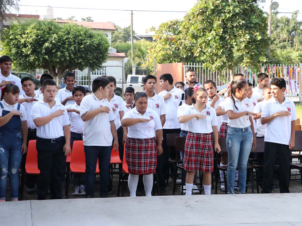 Secundaria de Tijuana SOLO permite a sus estudiantes usar celular 'cacahuate'