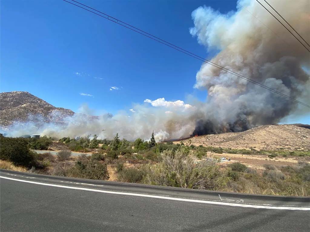 Columna de humo por incendio en San Diego se extiende a Tecate y Tijuana