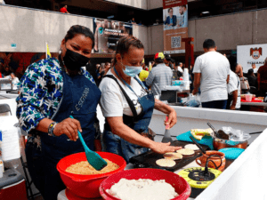 Migrantes buscan luchar por sus derechos mediante la gastronomía