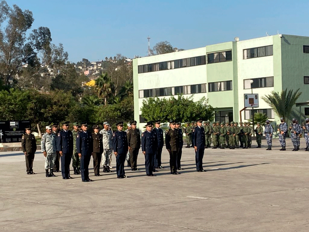 Ascienden a 21 militares a tenientes