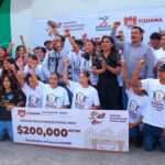 Alcaldesa de Tijuana entrega cheque