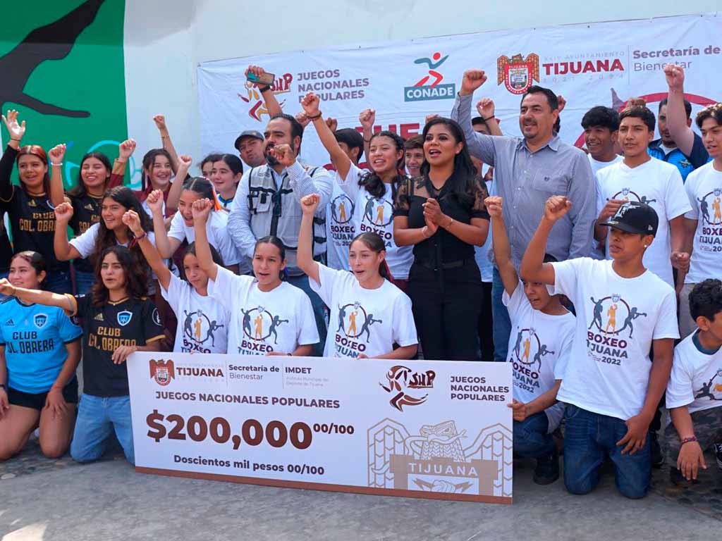 Alcaldesa de Tijuana entrega cheque