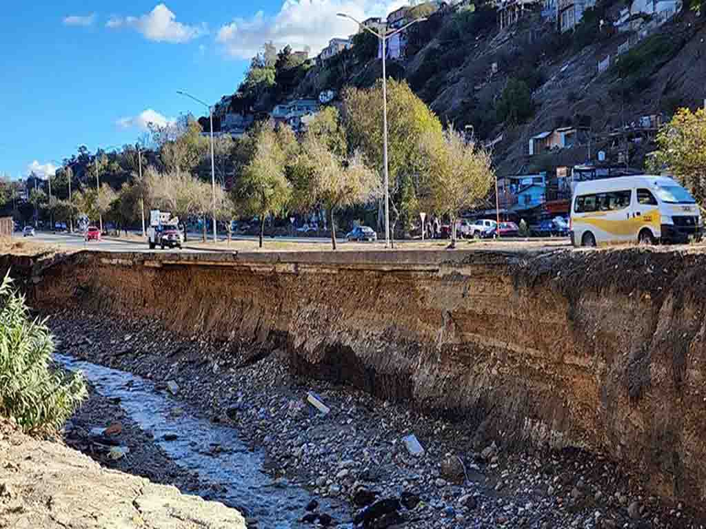 Por socavón cierran parcialmente Libramiento Sur de Tijuana