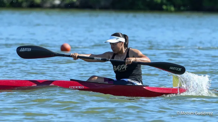La atleta tijuanense Ailyn González durante una competencia de canotaje