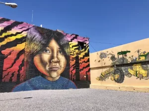 Artista local presentando una obra en un espacio cultural de Mexicali