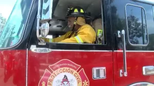 Personal de bomberos de Tecate durante un entrenamiento especializado en campo