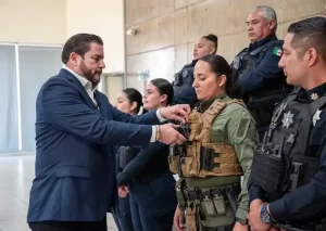 Entrega de cámaras corporales a elementos de la policía municipal de Tijuana