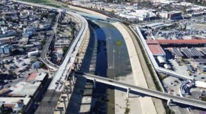 Vista panorámica del canal del Río Tijuana donde se observa la necesidad de mantenimiento y limpieza.