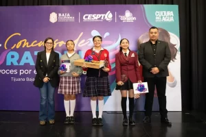 Estudiantes participando en el concurso de oratoria CESPT sobre el cuidado del agua