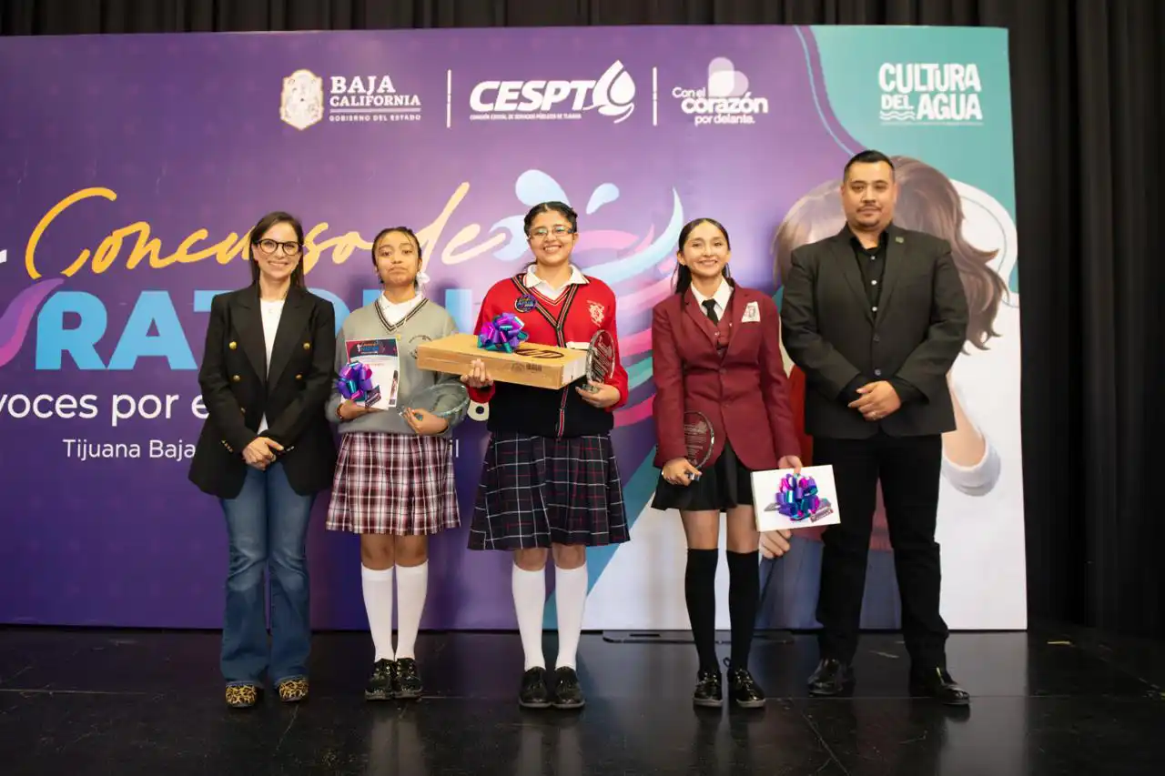 Estudiantes participando en el concurso de oratoria CESPT sobre el cuidado del agua