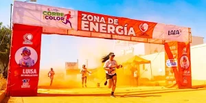 Corredores participando en el evento Corre con color Tijuana en apoyo a niños con cáncer