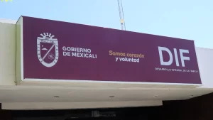 Entrega de apoyos DIF Mexicali a ciudadanos en el Centro Estatal de las Artes