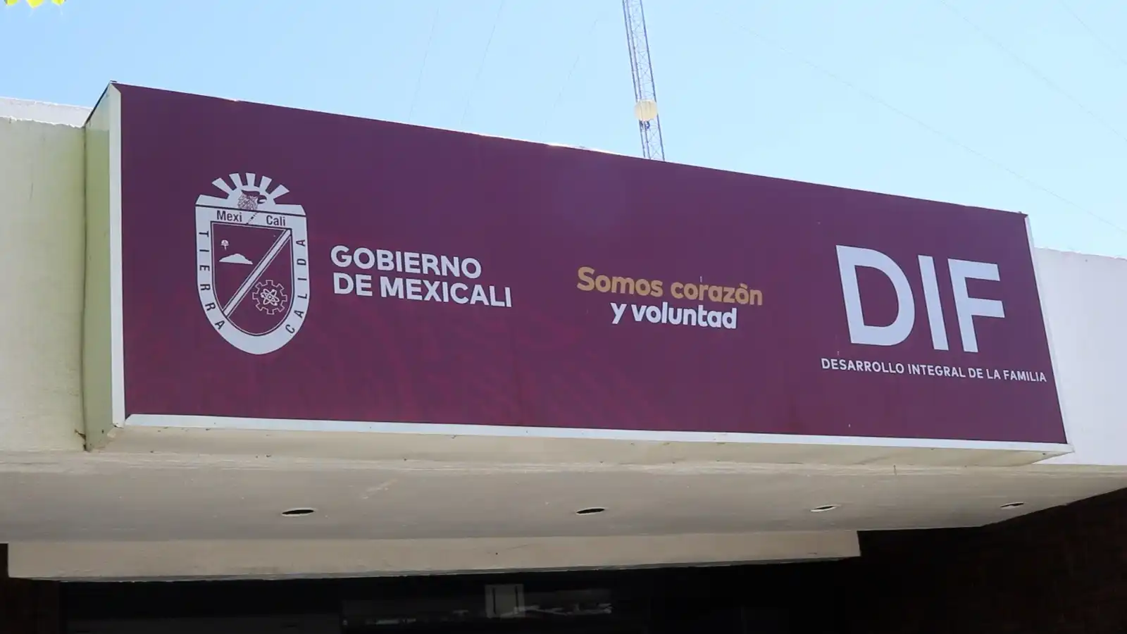 Entrega de apoyos DIF Mexicali a ciudadanos en el Centro Estatal de las Artes