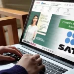 Contribuyente revisando su declaración anual SAT en una computadora