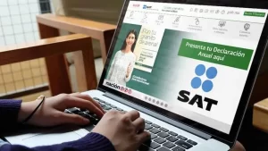 Contribuyente revisando su declaración anual SAT en una computadora