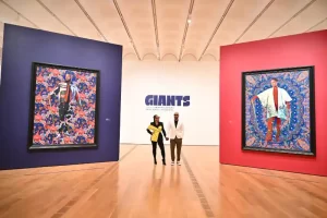 Obras de arte contemporáneo en la exposición Giants de Alicia Keys en el Museo de Arte Contemporáneo de San Diego.