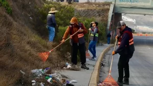 Personal de servicios públicos realizando labores de recolección de basura en Tecate