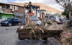Cuadrillas municipales realizando labores de limpieza urbana en Tijuana