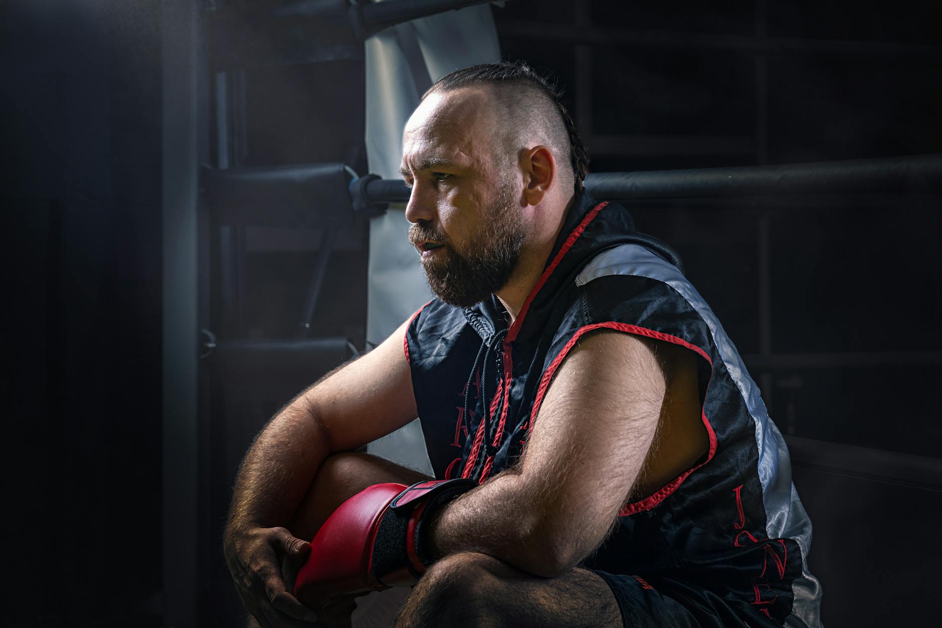 Peleadores durante una sesión de pesaje de boxeo en Tecate