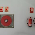 Docentes recibiendo capacitación sobre el uso de extintores en una escuela de Tijuana