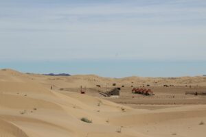 Vista panorámica de la ciudad de Mexicali bajo un cielo despejado con advertencia de vientos