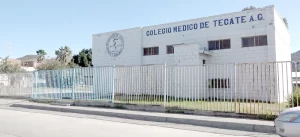 Representantes del Colegio Médico de Tecate durante la firma de convenio