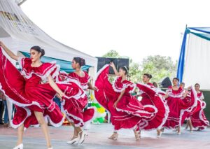 Bailarines practicando en el evento del Día Internacional de la Danza en Mexicali