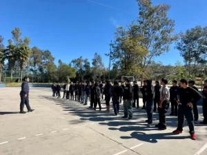 Jóvenes cadetes participando en actividades de la policía juvenil tecate