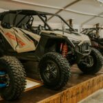 Agentes de tránsito supervisando vehículos en una avenida de Mexicali