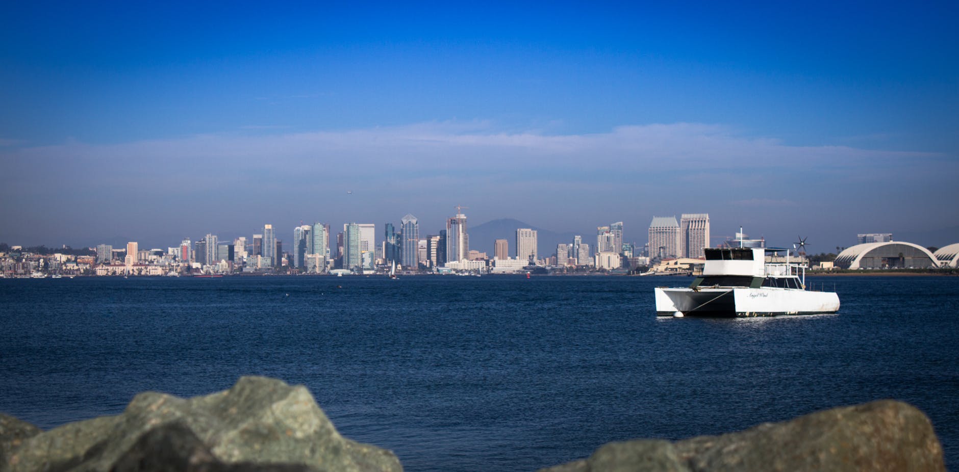 Activistas comunitarios en San Diego abogando por un sistema de energía pública