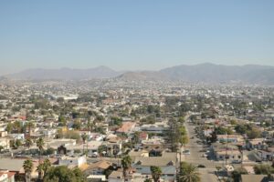 Vista panorámica de una zona residencial en Tijuana con infraestructura vial en desarrollo