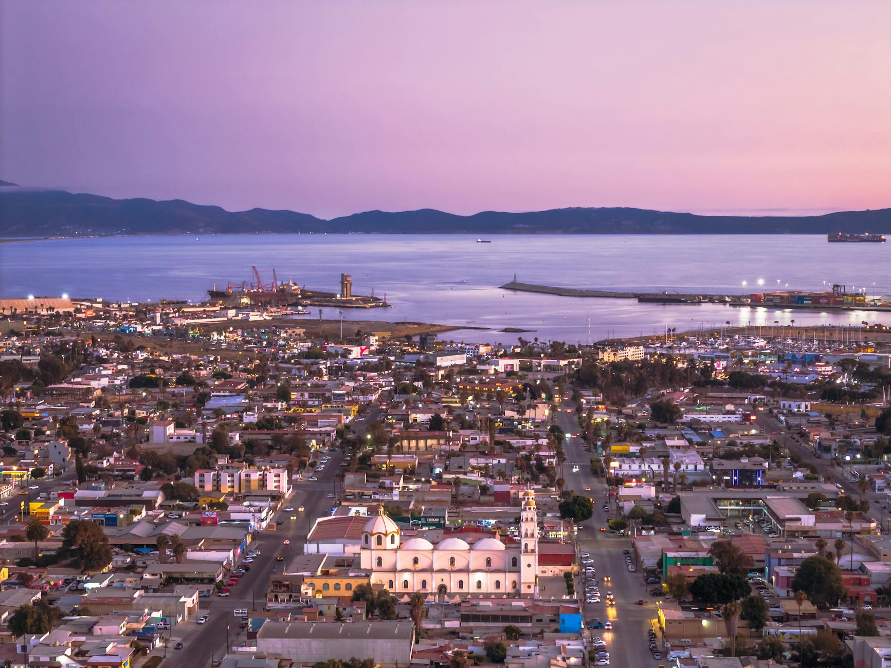Reunión de autoridades municipales y representantes del Infonavit para discutir el programa de vivienda para el bienestar Ensenada.