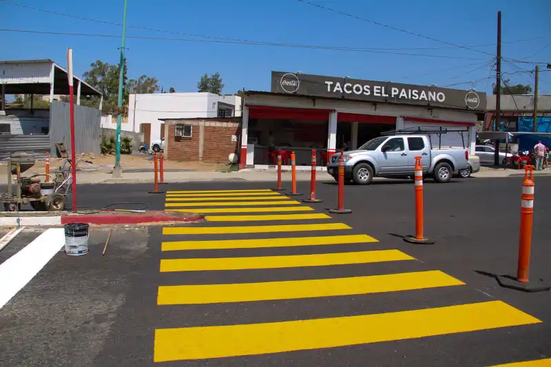 Trabajos de pintura en cruces peatonales para mejorar la seguridad vial en Tecate