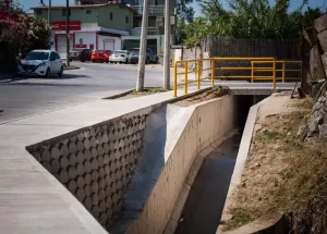Autoridades municipales supervisando la nueva obra de drenaje pluvial en la colonia Valle Verde de Tijuana.