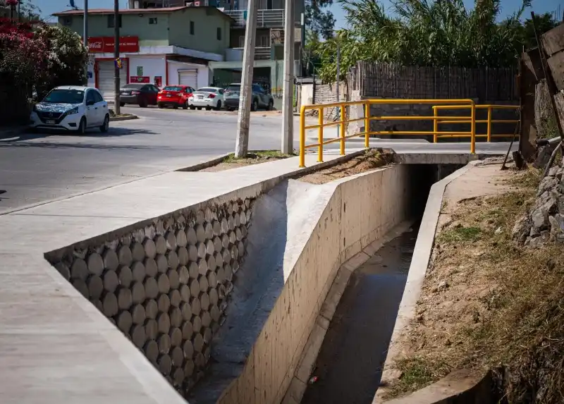 Autoridades municipales supervisando la nueva obra de drenaje pluvial en la colonia Valle Verde de Tijuana.
