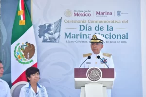 Autoridades militares y civiles durante la ceremonia del Día de la Marina Nacional Ensenada