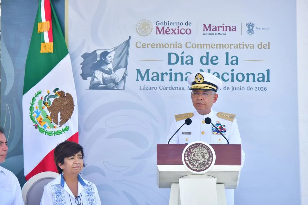 Autoridades militares y civiles durante la ceremonia del Día de la Marina Nacional Ensenada