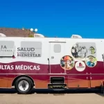 Unidades móviles de las caravanas de salud Baja California brindando atención médica a la comunidad.