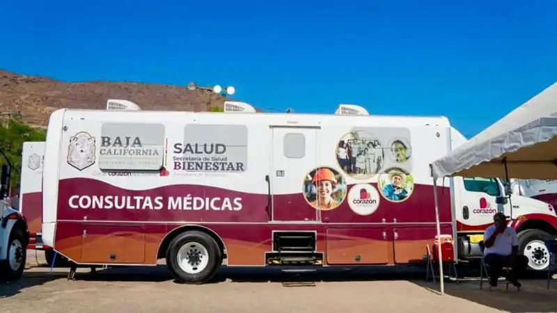 Unidades móviles de las caravanas de salud Baja California brindando atención médica a la comunidad.