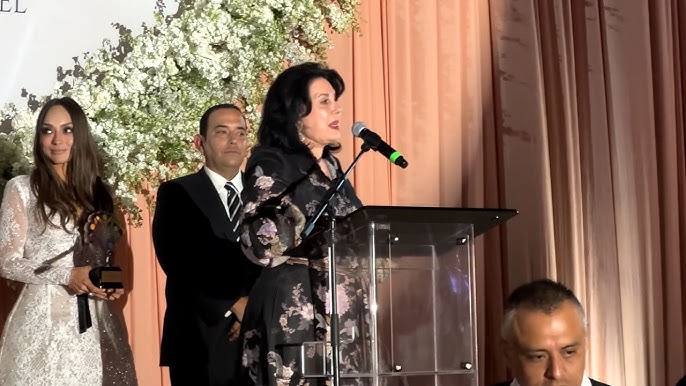 Carolina Aubanel recibiendo un reconocimiento por parte de la Fundación Tijuana Sin Hambre