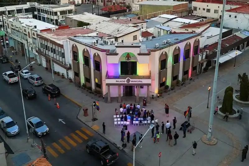 Palacio Municipal de Tecate iluminado en conmemoración de la inclusión y diversidad sexual