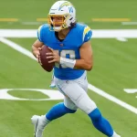 Justin Herbert Chargers durante un entrenamiento de pretemporada