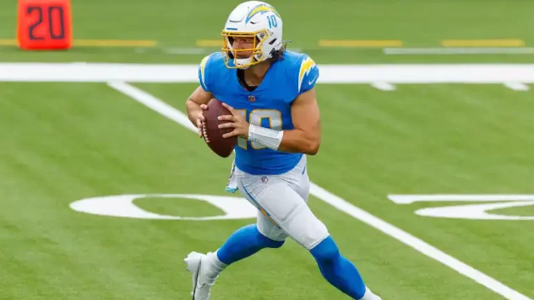 Justin Herbert Chargers durante un entrenamiento de pretemporada