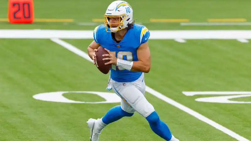 Justin Herbert Chargers durante un entrenamiento de pretemporada