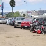 Ciudadanos realizando trámites de liberación de vehículos robados en depósitos de Baja California