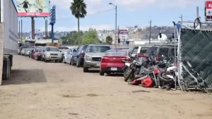 Ciudadanos realizando trámites de liberación de vehículos robados en depósitos de Baja California