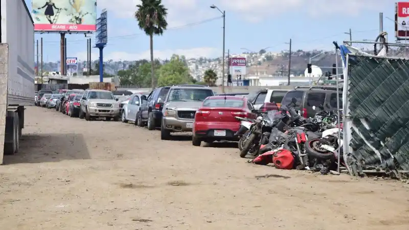 Ciudadanos realizando trámites de liberación de vehículos robados en depósitos de Baja California