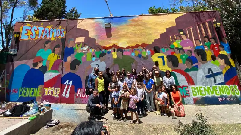 Artistas trabajando en murales Mundial 2026 Tijuana en una biblioteca pública